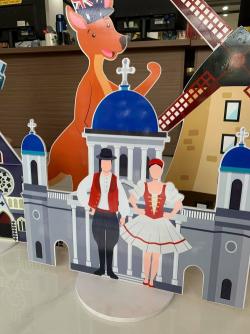 In standee bằng chất liệu gì?