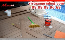 Xây dựng sàn gỗ hồ bơi trong gia đình